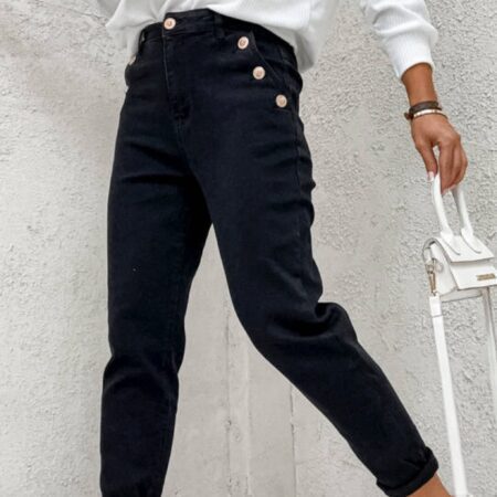 CZARNE JEANS MOM FIT Z OZDOBNYMI GUZIKAMI