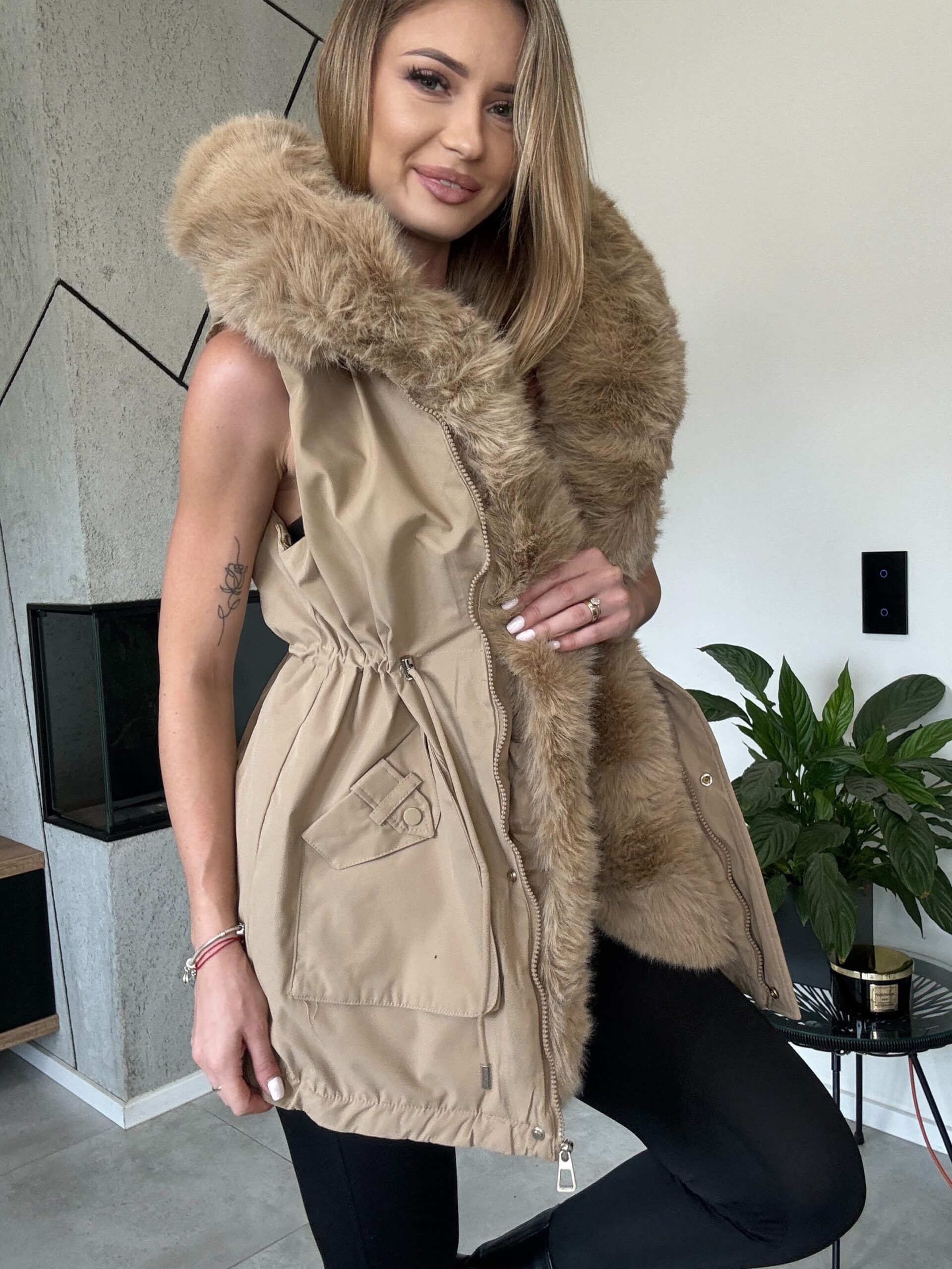 LUXE BEŻOWA KAMIZELKA Z ODPINANYM FUTERKIEM
