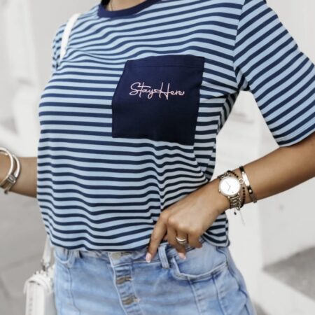 T-SHIRT W PASKI Z HAFTOWANĄ KIESZENIĄ