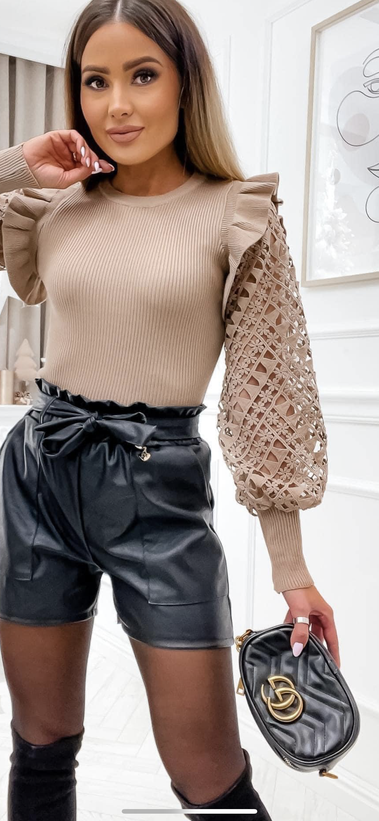 Elegancki sweter prążek z bufkami i ażurowym wzorem