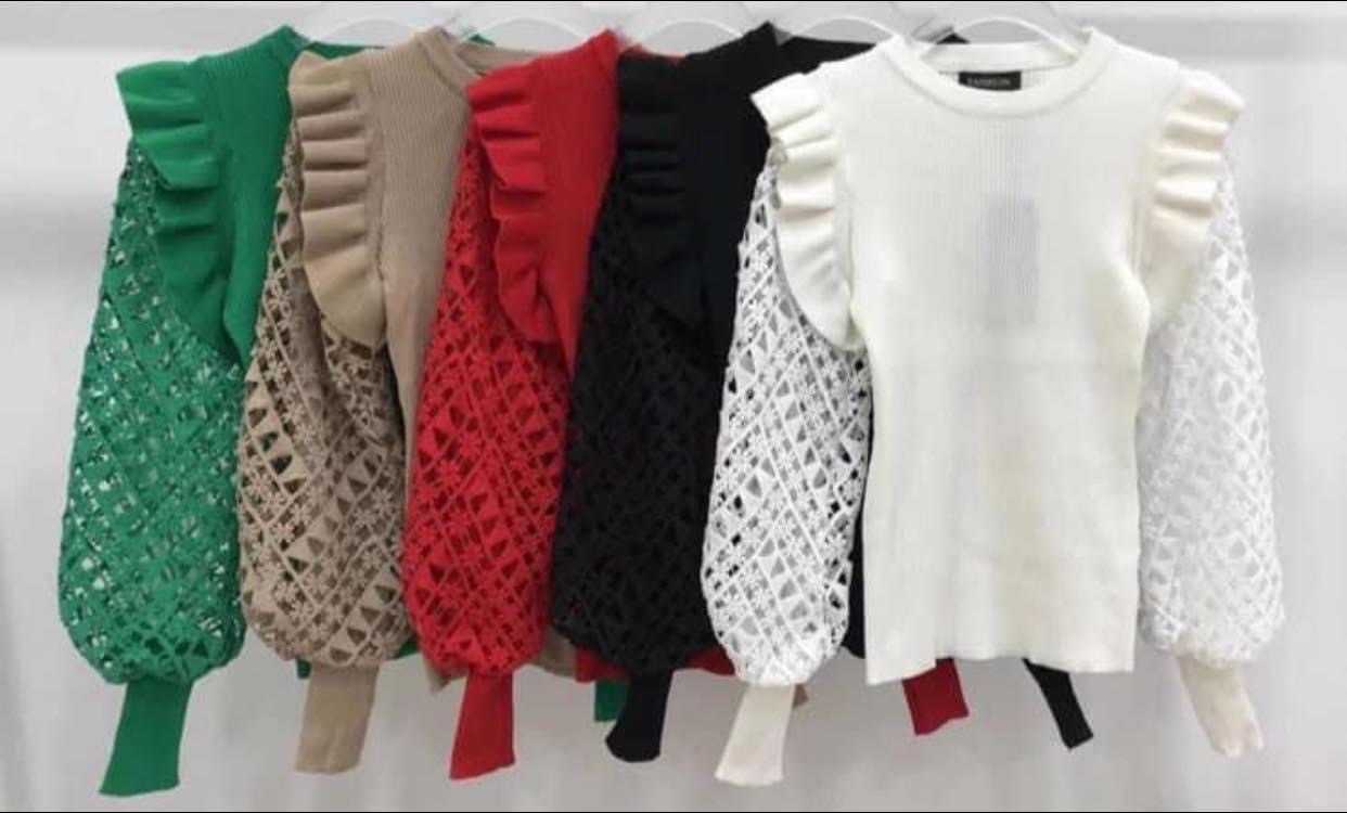 Elegancki sweter prążek z bufkami i ażurowym wzorem - Image 2