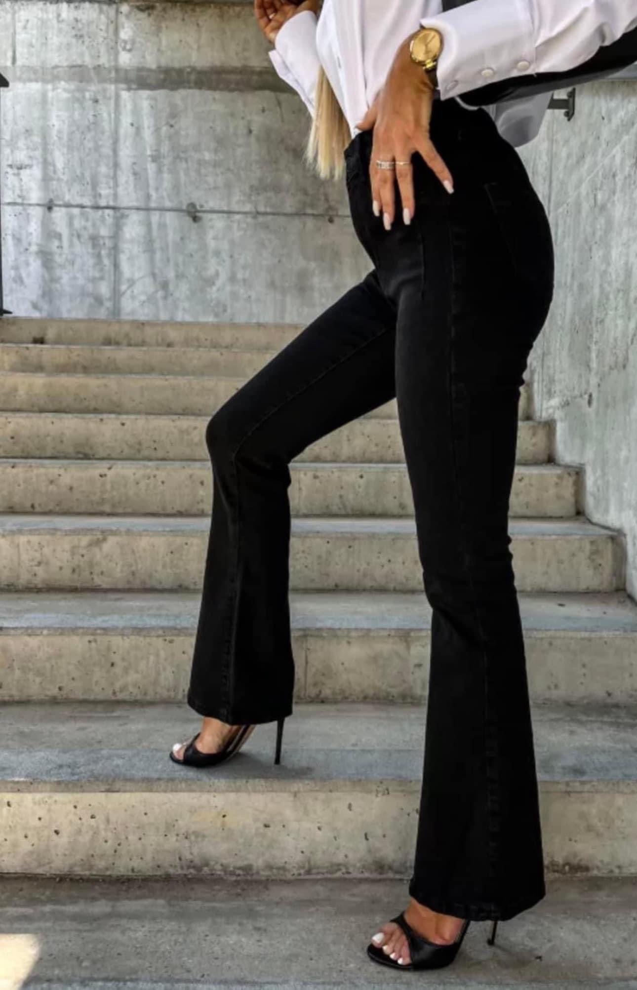 CZARNE JEANSY DZWONY - KLASYCZNA ELEGANCJA Z NOWOCZESNYM TWISTEM