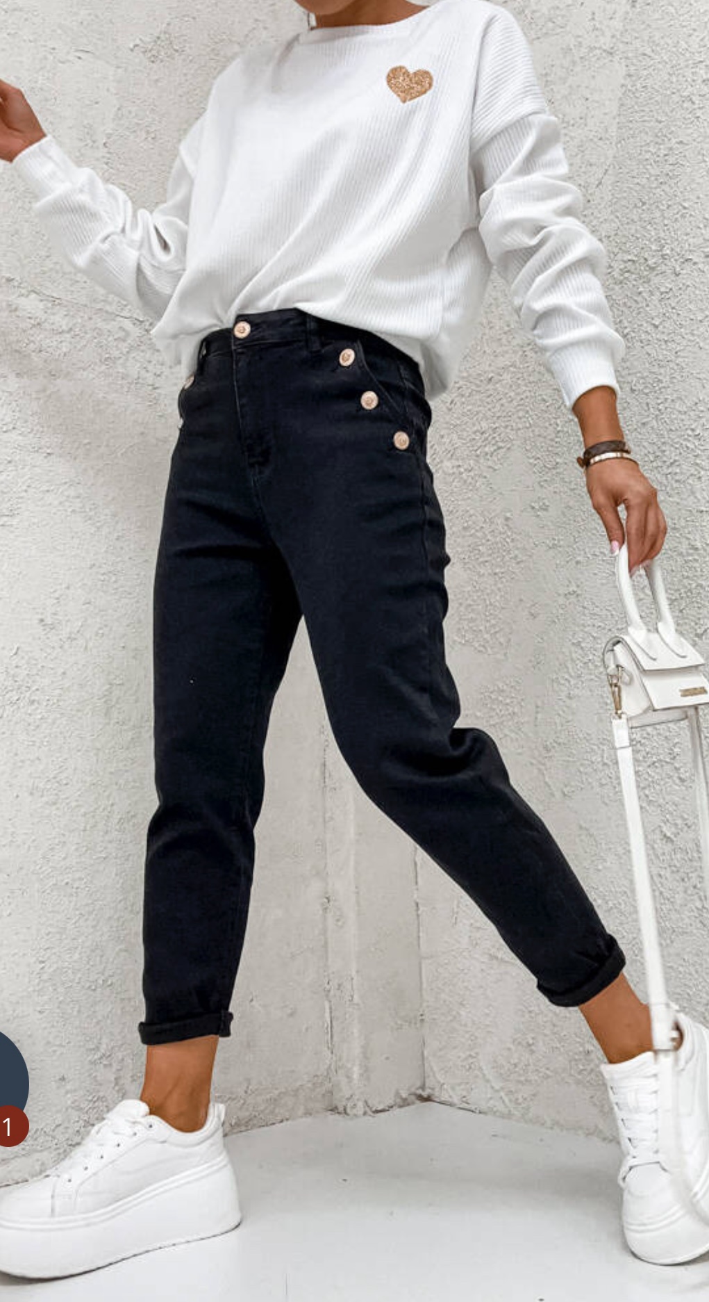 CZARNE JEANS MOM FIT Z OZDOBNYMI GUZIKAMI