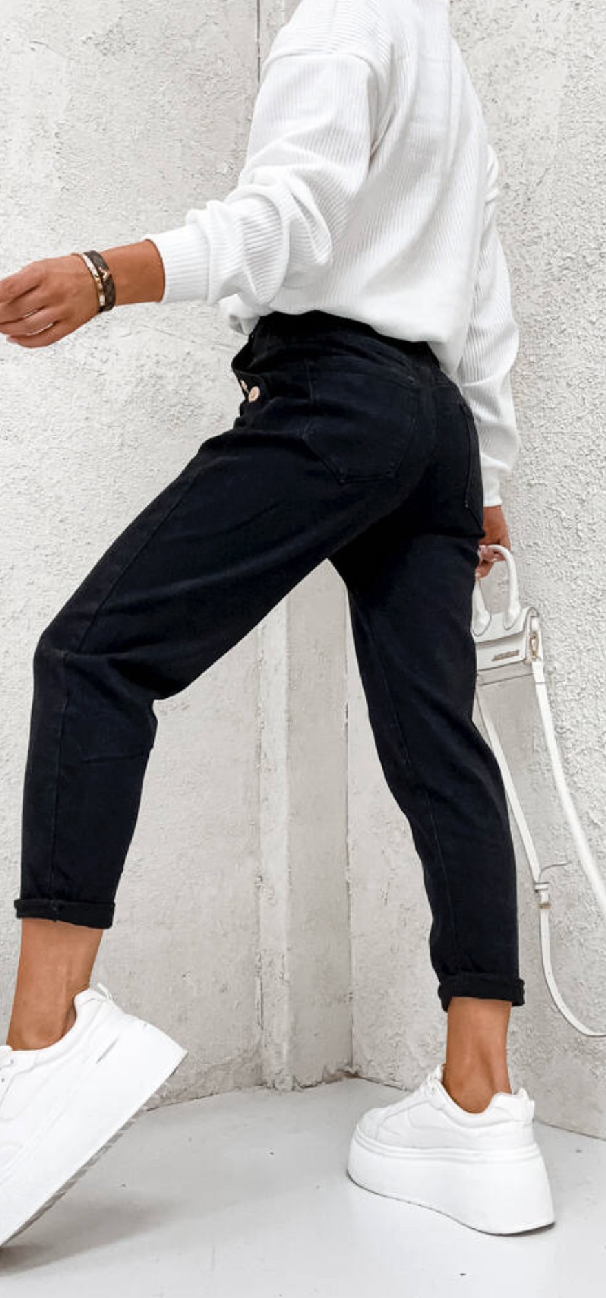CZARNE JEANS MOM FIT Z OZDOBNYMI GUZIKAMI - Image 2