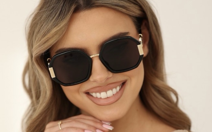 MODNE OKULARY PRZECIWSŁONECZNE DAMSKIE - MODEL VERSAGE