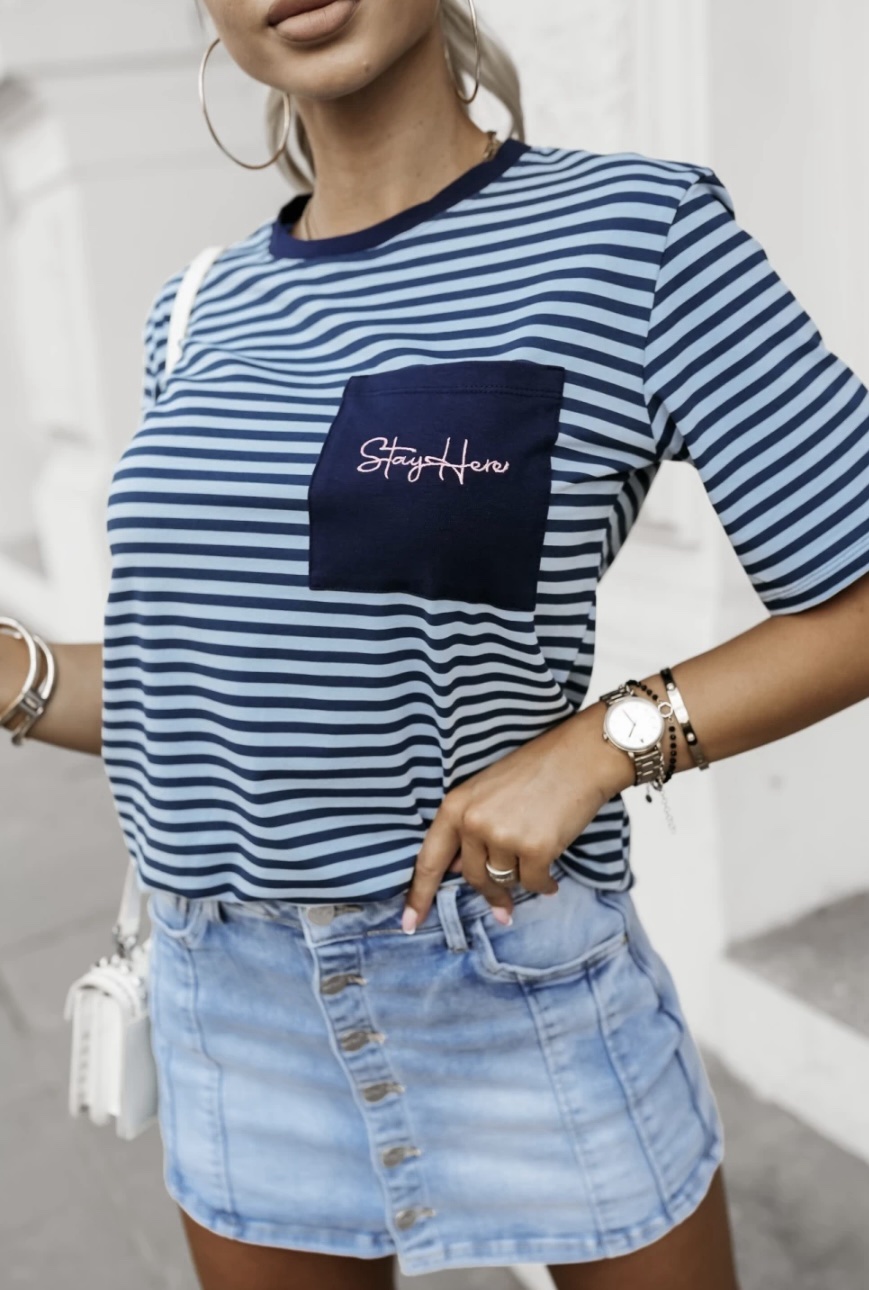 T-SHIRT W PASKI Z HAFTOWANĄ KIESZENIĄ
