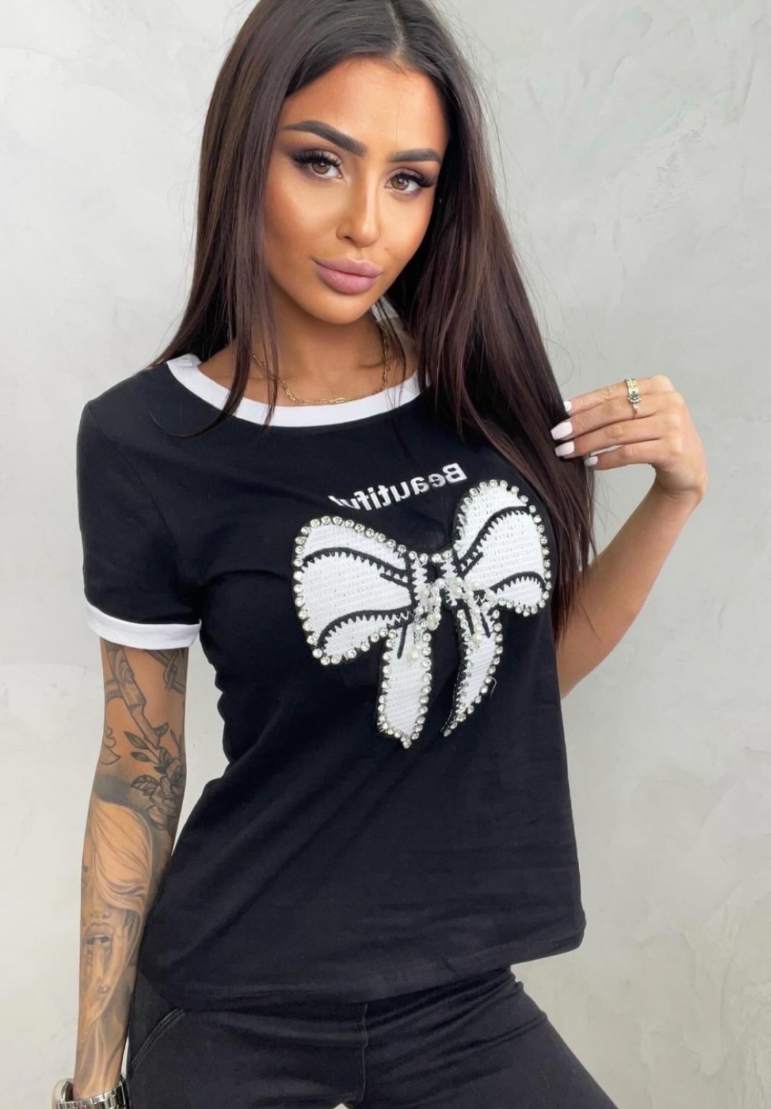 T-SHIRT Z NAPISEM "BEAUTIFUL" I OZDOBNĄ KOKARDĄ